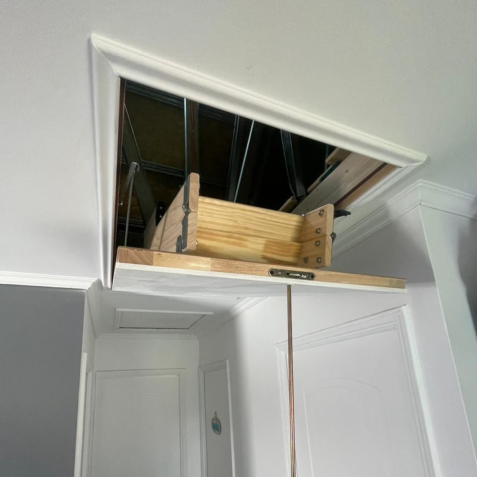 Escalera LadderPlus en proceso de pliegue y semi cierre